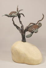 Laden Sie das Bild in den Galerie-Viewer, A decorative sculpture featuring two sea turtles perched on a twisted three strands of long kelp mounted on a large smooth limestone base, photographed against a plain warm beige studio background.