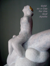 將圖片載入圖庫檢視器 Profile view of the god Apollo.  You may see the addition of gold in the shape of a cap over the repeating curving lines of the man's hair.