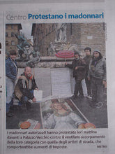 將圖片載入圖庫檢視器 Street art tax is protested by some madonnari (street painters) in Piazza della Signoria in Florence, Italy