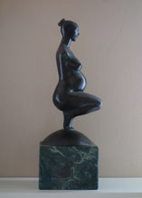 將圖片載入圖庫檢視器 Profile view of Pregnancy, a female pregnant mamma squatting with legs together in a graceful, elegant pose, bronze figure statue, mounted on a green marble base, tabletop sculpture by Vasily Fedorouk, Ukrainian - American sculptor artist