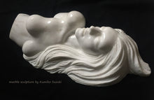 將圖片載入圖庫檢視器 marble portrait sculpture of a woman with long flowing hair by Japanese artist Kumiko Suzuki