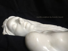 將圖片載入圖庫檢視器 white marble portrait sculpture of a woman with long flowing hair by Japanese artist Kumiko Suzuki