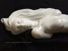 將圖片載入圖庫檢視器 white marble portrait sculpture of a woman with long flowing hair by Japanese artist Kumiko Suzuki