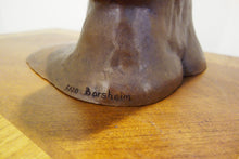 Laden Sie das Bild in den Galerie-Viewer, Detail of sculpture in ceramic that shows the edition number 5/20 and the artist's signature Borsheim
