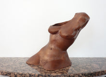 Laden Sie das Bild in den Galerie-Viewer, Terra-cotta hollow sculpture of a female torso sitting on a granite table, front 3/4 view

