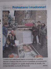 Cargar imagen en el visor de la galería, Street art tax is protested by some madonnari (street painters) in Piazza della Signoria in Florence, Italy
