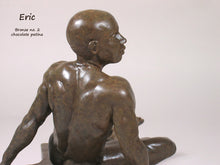 Laden Sie das Bild in den Galerie-Viewer, Detail Eric Bronze Male Nude Art Sculpture Seated Thinking Man Muscular Build Statue Chocolate Patina
