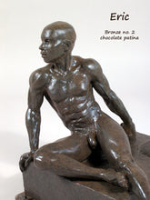Carica l&#39;immagine nel visualizzatore di Gallery, Eric Bronze Male Nude Art Sculpture Seated Thinking Man Muscular Build Statue Chocolate Patina
