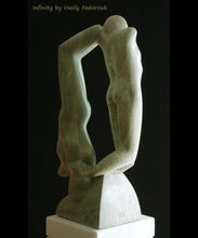 Laden Sie das Bild in den Galerie-Viewer, Vasily Fedorouk Infinity green marble sculpture couple romantic art
