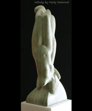 Cargar imagen en el visor de la galería, Vasily Fedorouk Infinity green marble sculpture couple romantic art
