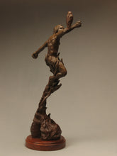 Carica l&#39;immagine nel visualizzatore di Gallery, Detail Man Hawk Warrior Spirit Man and Hawk Bird Vertical Flight Statue Flying and Nature Bronze Sculpture
