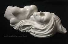 Charger l&#39;image dans la galerie, marble portrait sculpture of a woman with long flowing hair by Japanese artist Kumiko Suzuki
