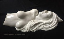 Cargar imagen en el visor de la galería, marble portrait sculpture of a woman with long flowing hair by Japanese artist Kumiko Suzuki
