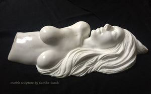 marble portrait sculpture of a woman with long flowing hair by Japanese artist Kumiko Suzuki