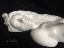 Charger l&#39;image dans la galerie, white marble portrait sculpture of a woman with long flowing hair by Japanese artist Kumiko Suzuki
