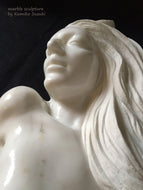 marble portrait sculpture of a woman with long flowing hair by Japanese artist Kumiko Suzuki