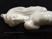 Cargar imagen en el visor de la galería, white marble portrait sculpture of a woman with long flowing hair by Japanese artist Kumiko Suzuki
