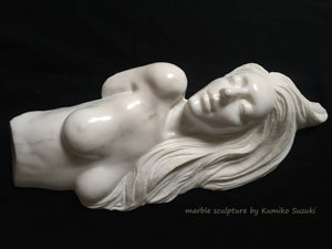 white marble portrait sculpture of a woman with long flowing hair by Japanese artist Kumiko Suzuki
