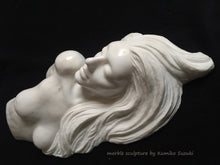 Laden Sie das Bild in den Galerie-Viewer, white marble portrait including nude upper torso sculpture of a woman with long flowing hair by Japanese artist Kumiko Suzuki
