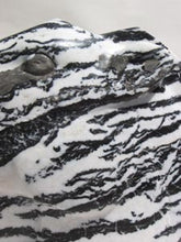 Laden Sie das Bild in den Galerie-Viewer, Detail Zebra Lips Black and White Marble Sculpture
